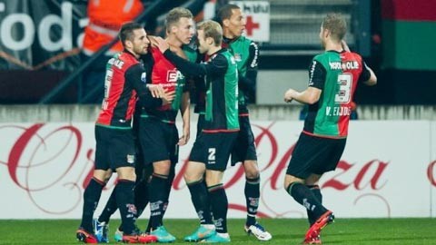 周琦在篮下 周琦在篮下